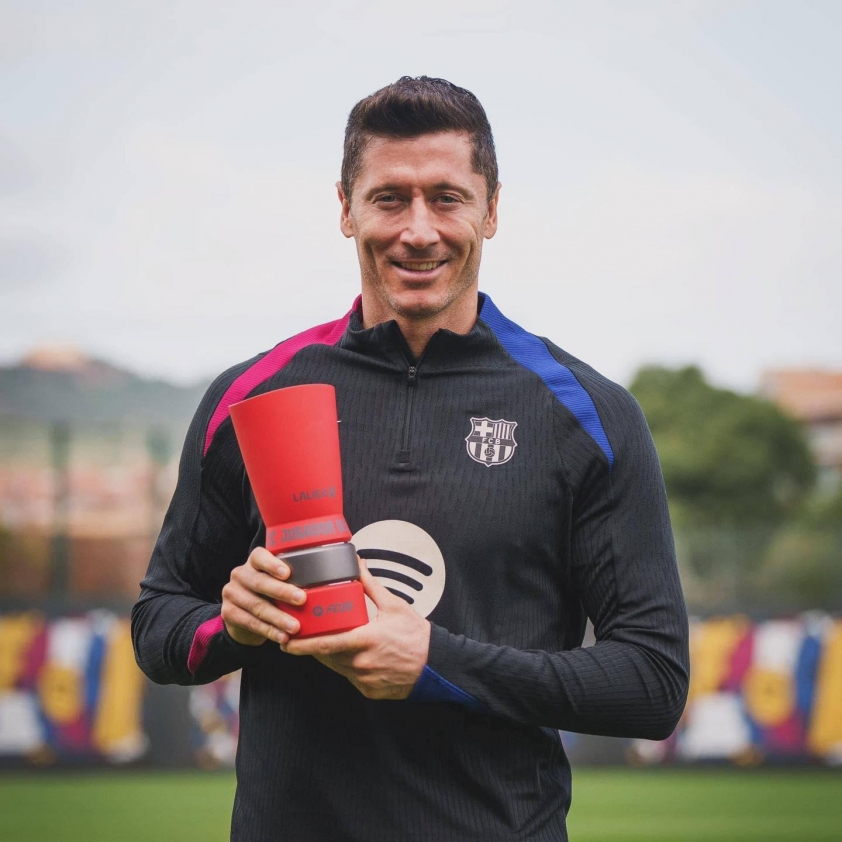 Lewandowski nhận giải Cầu thủ xuất sắc nhất tháng 10 của La Liga.