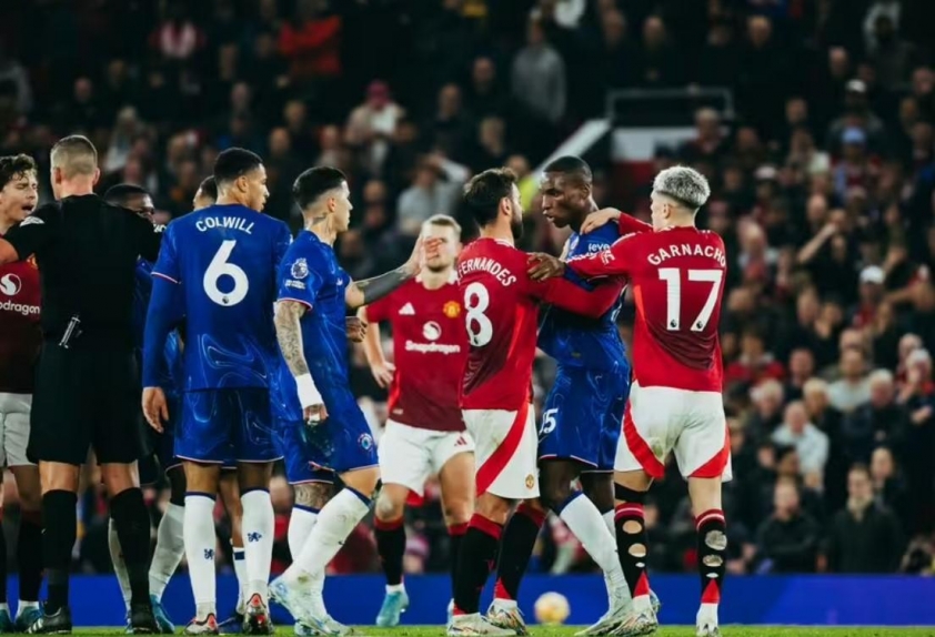 Cầu thủ MU và Chelsea liên tục va chạm trong trận hòa ở Old Trafford vừa qua.